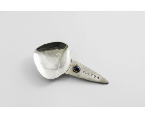 A LATE 20TH CENTURY SCOTTISH CADDY SPOON with a rounded triform bowl and a "pointed" stem, set with a lapis-lazuli cabochon  