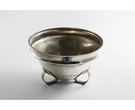 AN EDWARDIAN ART NOUVEAU ROSE BOWL on three c-shaped supports with a conical body and a concaved rim, cabachon-set with three