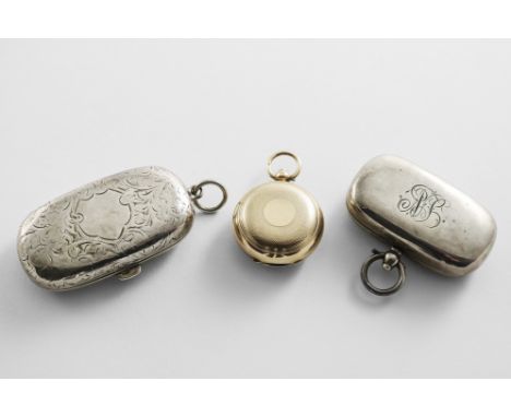 A LATE VICTORIAN 9 CT. GOLD SOVEREIGN HOLDER rose-coloured with engine-turning, an early 20th century silver sovereign holder