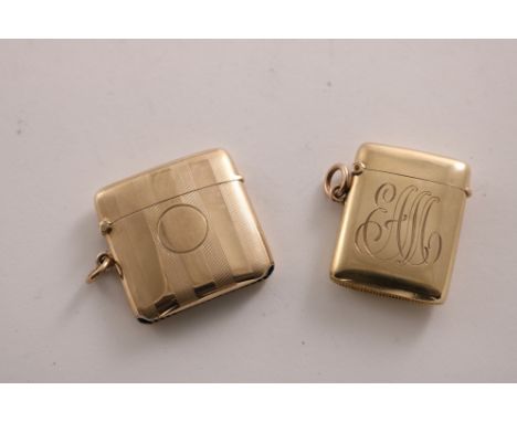 AN EDWARDIAN SMALL 9 CT. GOLD VESTA CASE with the script initials "EAM" on the front, by Henry Griffith &amp; Son, Birmingham
