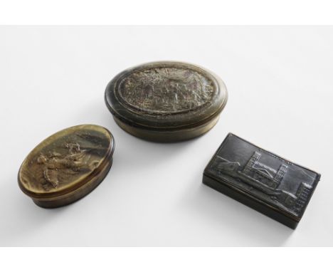 A 19TH CENTURY FRENCH PRESSED HORN SNUFF BOX with plain rectangular base, the integrally hinged lid impressed with a scene of