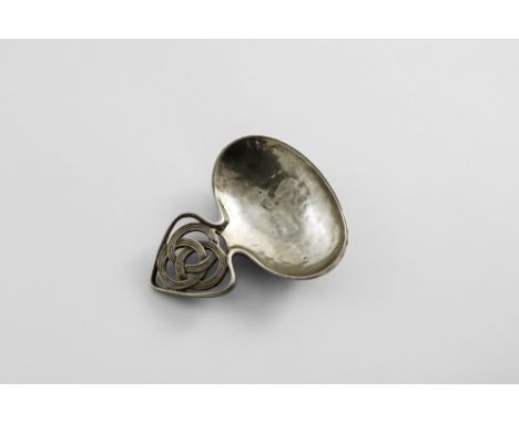 AN EARLY 20TH CENTURY HANDMADE CADDY SPOON with a hammered oval bowl and a triform lug handle with three entwined reeded ring