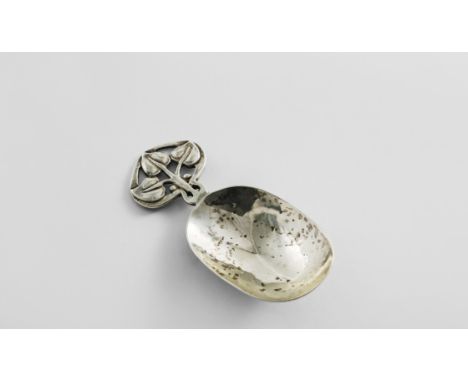 AN EARLY 20TH CENTURY ARTS &amp; CRAFTS CADDY SPOON with an openwork, trefoil leaf handle and a hammered, scoop shaped bowl, 