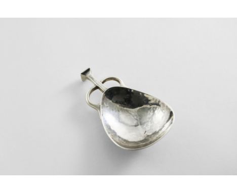 AN EARLY 20TH CENTURY ARTS &amp; CRAFTS STYLE CADDY SPOON with a hammered scoop bowl and a square section stem with a faceted