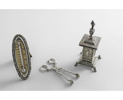 AN EARLY 20TH CENTURY SMALL MODEL OF A LATE 16TH CENTURY STANDING SALT with lift-off cover and figure finial, by Wakely &amp;