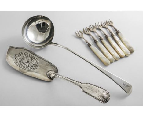 A GEORGE IV FIDDLE, THREAD &amp; SHELL PATTERN FISH SLICE (single struck), the blade with a pierced 7 chased panel of fish &a
