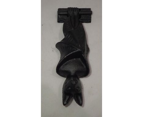 Cast iron bat door knocker, H: 12 cm. P&amp;P Group 1 (£14+VAT for the first lot and £1+VAT for subsequent lots) 
