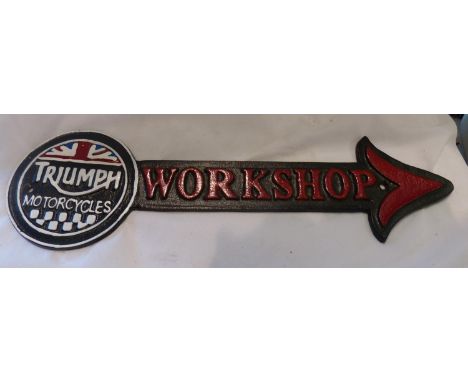 Cast iron Triumph Motorcycles Parking arrow, L: 40 cm. P&amp;P Group 1 (£14+VAT for the first lot and £1+VAT for subsequent l
