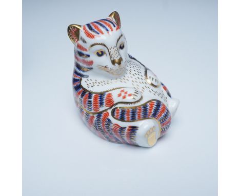 Exquisite Royal Crown Derby fine bone china paperweight depicting a charming tiger cub in the iconic Imari pattern. Measuring