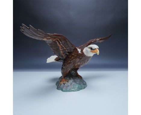 A striking John Beswick ceramic figurine of a bald eagle, model number 1018, beautifully crafted in a high-gloss finish. This