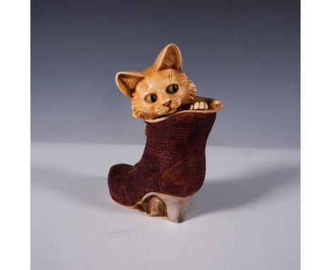 Presenting a charming collectible from the Treasure Jests series. Designed in the shape of a vintage boot with a playful cat 