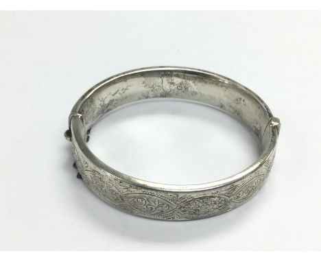 A silver hinged bangle, approx 19g. Shipping category A. NO RESERVE