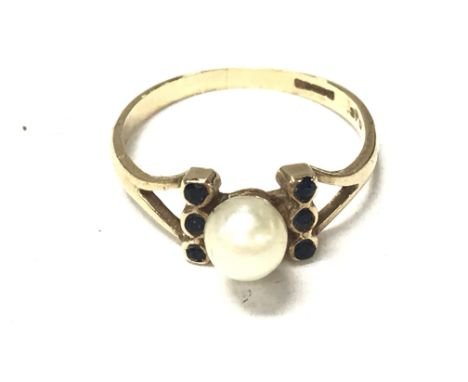 A 9ct gold Pearl ring 1.60g and size L