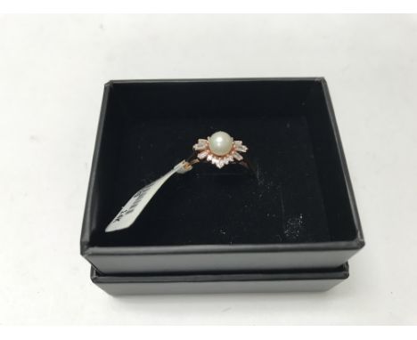 A 14ct gold diamond and Pearl set ring. Approx weight 3.13grams, approx 26pts. Size M. Shipping category A.