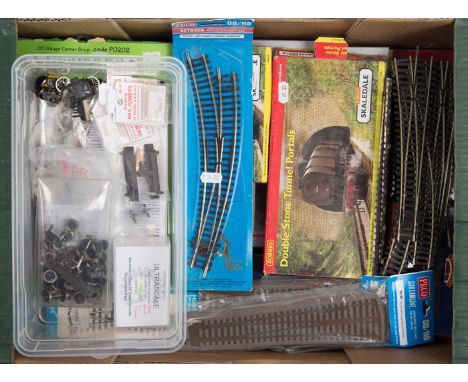 A small quantity of OO railway items by Bachmann, Hornby, Lima, Peco, Metcalfe, etc. A Hornby Class 59 Co-Co diesel-electric 