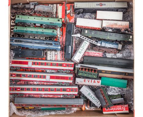 A quantity of Continental outline HO railway by Jouef, Lima, French Hornby, etc. Including a box of Jouef Kangourou flat wago