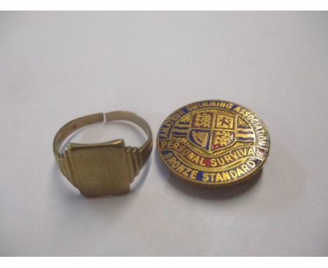 A 9ct gold gents signet ring, 4.2g, together with an Amateur Swimming medalLocation: 