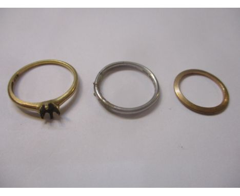 An 18ct yellow gold solitaire ring (stone deficient), 1.9g, an 18ct white gold band, 2.3g, and a 10ct yellow gold band, 0.8gL