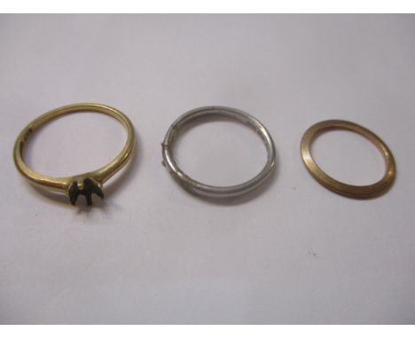 An 18ct yellow gold solitaire ring (stone deficient), 1.9g, an 18ct white gold band, 2.3g, and a 10ct yellow gold band, 0.8gL