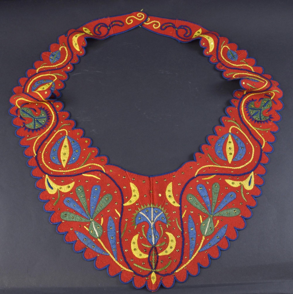 19th C Spanish embroidered collar, of red felt wool, appliquéd and