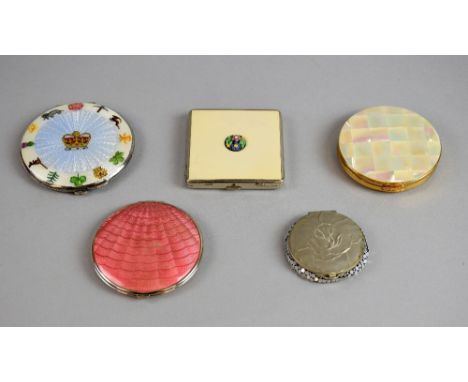 Unusual compact with designs to represent the commonwealth, with the Queens crown centre, shamrock, thistle, lion and kangero
