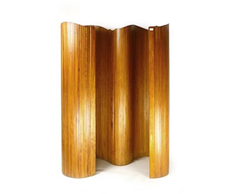 A French Art Deco tambour screen, with undulating crest and slatted construction, designed by Jomaine Baumann max. h. 180 cm 