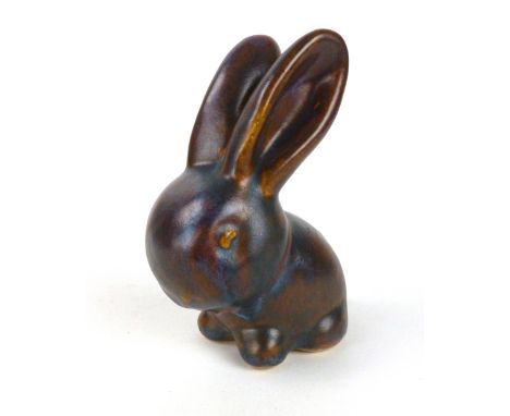 A Denby ware ceramic rabbit in a mottled brown glaze, h. 12 cm CONDITION REPORT: Good