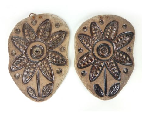 Gulvi Nilsson for Laholm, a pair of ceramic wall plaques depicting stylised flowers, l. 32 cm each