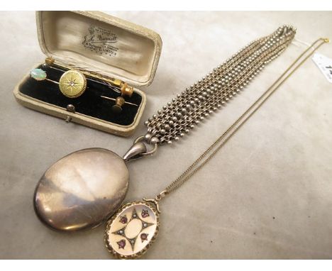 Victorian jewellery to include a silver pendant locket on a silver chain, a yellow metal pendant locket set with split seed p