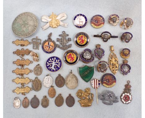 A VINTAGE ENAMEL SCHOOL BADGE 'ROUNDERS' BY FATTORINI and a further collection of badges, Holy medals and other items