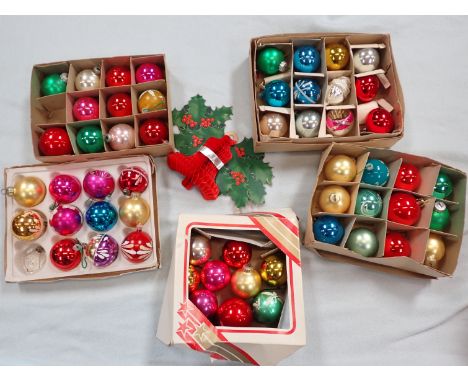 A COLLECTION OF VINTAGE CHRISTMAS DECORATIONS including a honeycomb paper bell