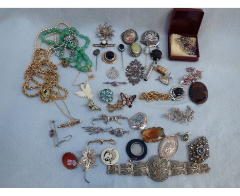 A COLLECTION OF COSTUME JEWELLERY to include a 'Jade' bead necklace