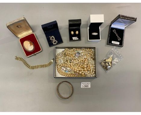 Plastic box of assorted jewellery to include: Swarovski ring, silver bangle, beaded necklaces, cameo portrait brooch, sterlin