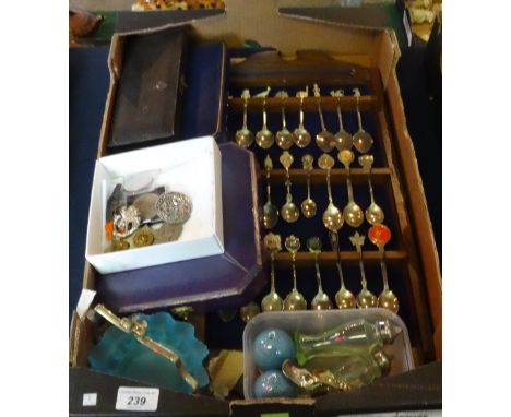 A quantity of collector's teaspoons in wooden display mounts, together with a quantity of silver plated items, to include: fl