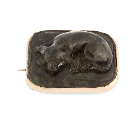 AN ANTIQUE CARVED JADE BROOCH, 19TH CENTURY in yellow gold, of rounded rectangular form, carved to depict a recumbent dog, un