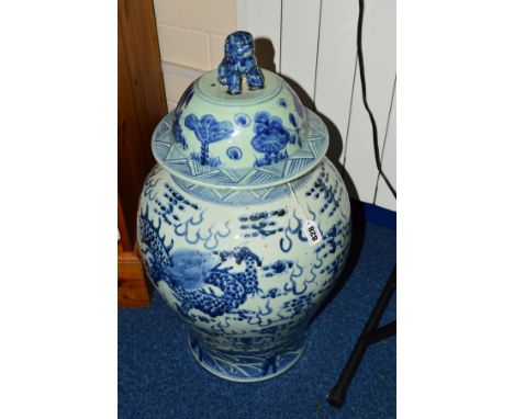 AN EARLY 20TH CENTURY CHINESE PORCELAIN BLUE AND WHITE JAR AND COVER, Dog of Fo finial, the jar painted with a four clawed dr