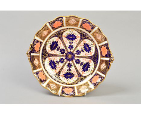 A ROYAL CROWN DERBY IMARI TWIN HANDLED FLUTED EDGE BOWL, '1126' pattern, approximate diameter 24.5cm