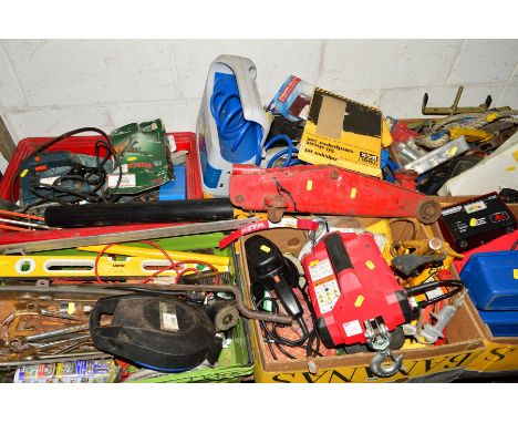 SIX TRAYS OF AUTOMOTIVE AND WORKSHOP TOOLS including battery boosters, chargers, sprayers, spray guns, axle stands, a Warn Pu