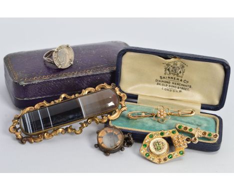 A COLLECTION OF JEWELLERY, to include an early 20th Century seed pearl flower bar brooch, stamped '15c', a gold plated banded