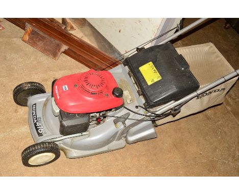 A HONDA HRB 476C PETROL SELF PROPELLED REAR ROLLER LAWN MOWER with grass box