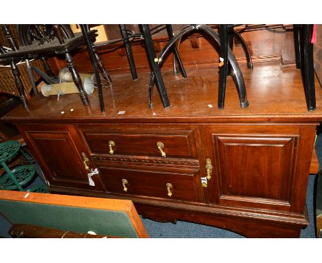 AN EDWARDIAN OAK AND MAHOGANY SIDEBOARD, short raised back with overhang, above three central drawers flanked by panelled cup