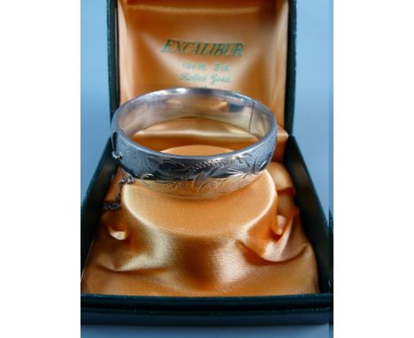 A SILVER HOLLOW HALF BRIGHT CUT BANGLE, 28 grms