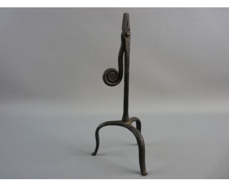 AN 18th CENTURY TRIPOD IRON RUSH LIGHT HOLDER having a swirled handle, 27 cms high