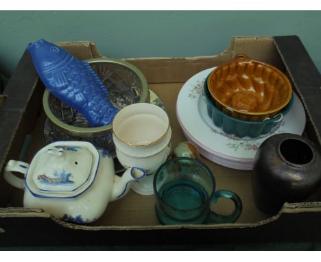 Collectors lot incl. a fish mould and 2 others, QE II Silver Jubilee pot vase, decorative pagoda patterned teapot etc.