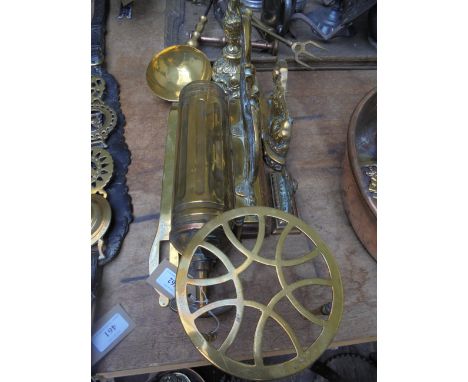 Collectors lot of brass incl. a heavy 3 arm brass candelabra, fire extinguisher, ladle, horse door stop etc. 
