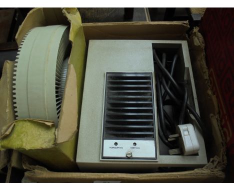Slide projector with turntable