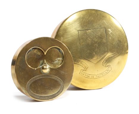 A 19TH CENTURY BRASS CIRCULAR SNUFF BOX the pull-off lid engraved with the coat of arms of the city of Wells, with the motto 