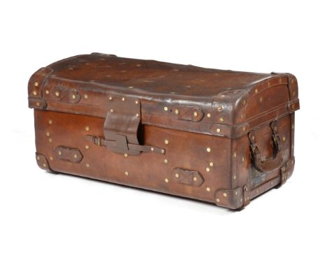A LARGE LEATHER TRUNK EARLY 20TH CENTURY with brass mounts and a linen lined interior 48cm high, 97.7cm wide, 55cm deep