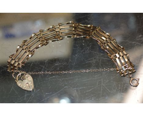 9 CARAT GOLD GATE BRACELET WITH HEART PADLOCK - APPROXIMATE WEIGHT = 10.4 GRAMS     