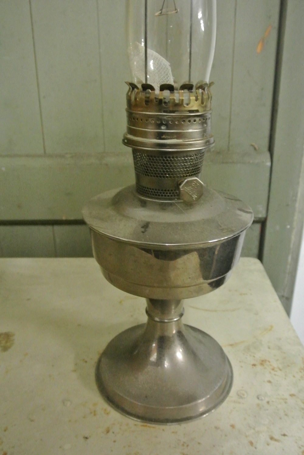 COLLECTABLES A vintage Aladdin '23' oil lamp with chrome base & glass